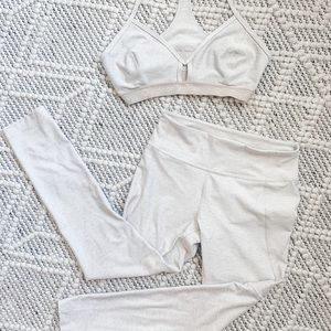 Outdoor voices set neutral perfect condition !!